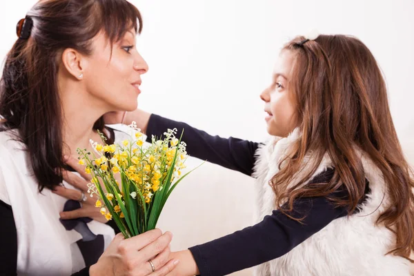 Lány ad neki anya virágok — Stock Fotó
