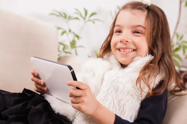 Маленькая девочка с помощью цифрового планшета — стоковое фото