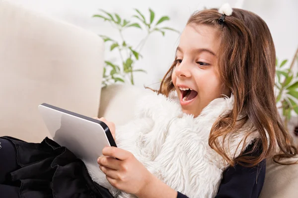 Dziewczynka za pomocą tabletu cyfrowego — Zdjęcie stockowe