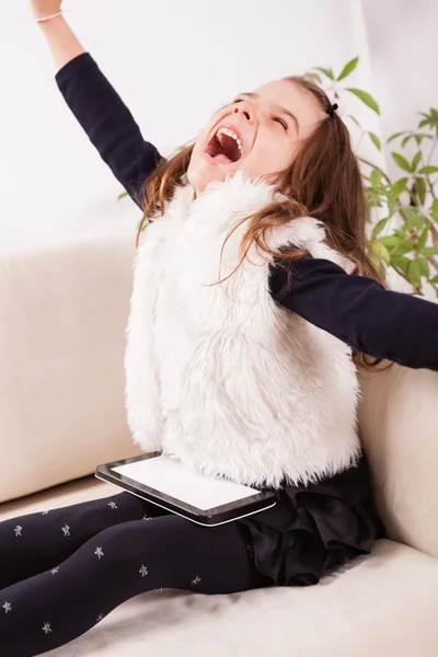 Szczęśliwa dziewczyna za pomocą cyfrowego tabletu — Zdjęcie stockowe