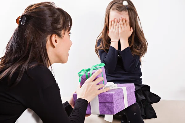 Moeder geven dochter verrassing cadeau — Stockfoto