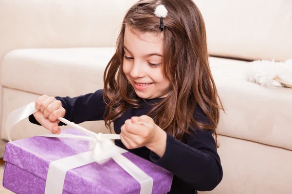 Menina segurando caixa de presente roxo — Fotografia de Stock