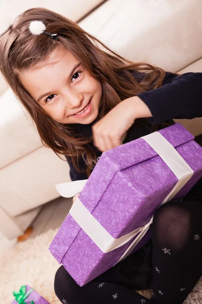 Menina segurando caixa de presente roxo — Fotografia de Stock