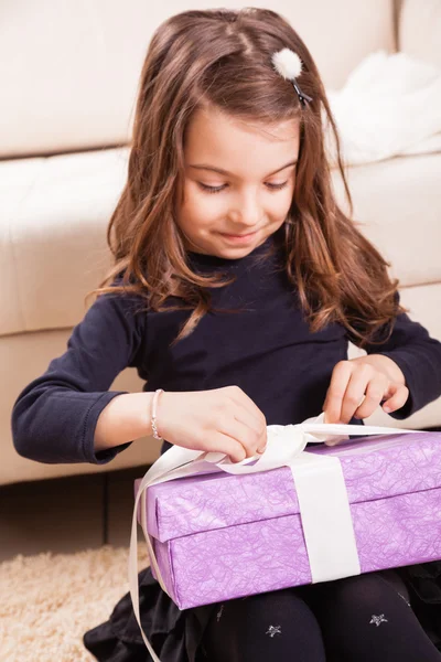 Menina segurando caixa de presente roxo — Fotografia de Stock