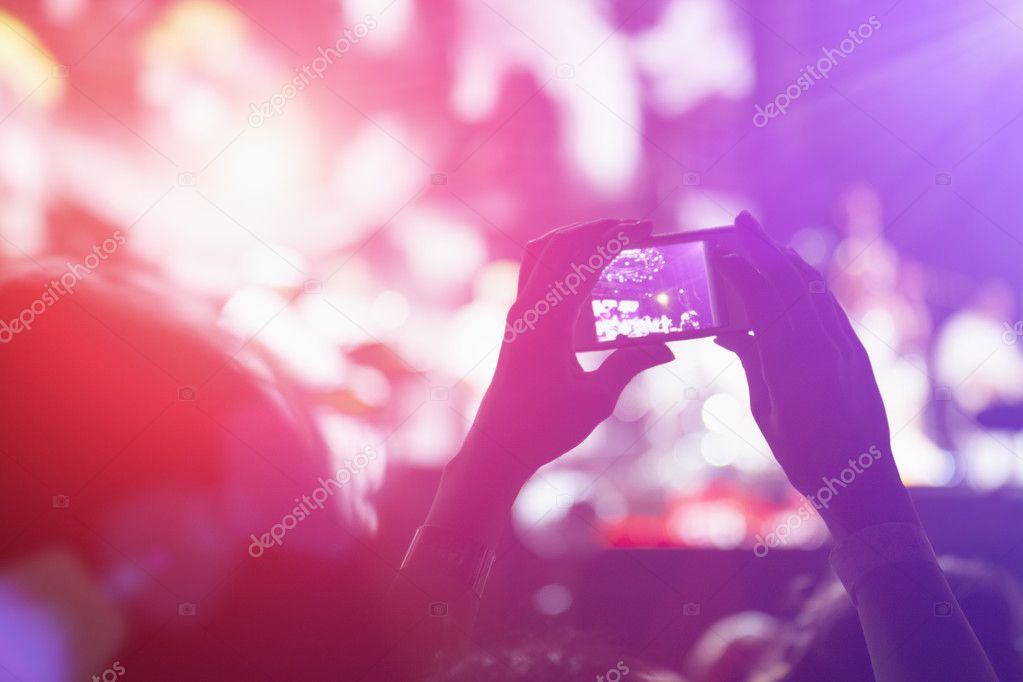 Photographing with smartphone during concert