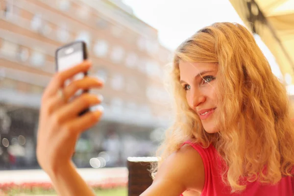 Woman taking self portrait — Stock Photo, Image