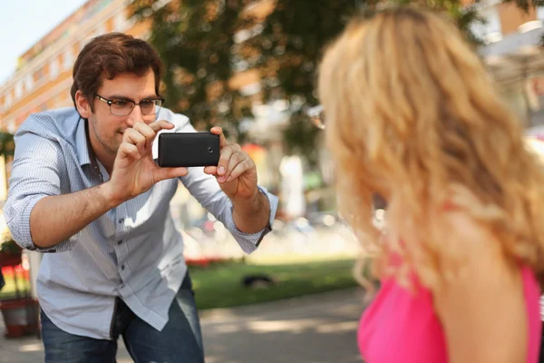 El hombre está tomando fotos de su novia. — Foto de Stock