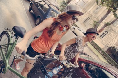 iki genç kız açık havada eğleniyor