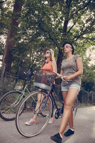Twee jonge meisjes met plezier in park — Stockfoto