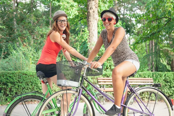 Two Young Girls Having Fun In Park — Stock Photo, Image