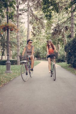 iki genç kız parkta eğleniyor