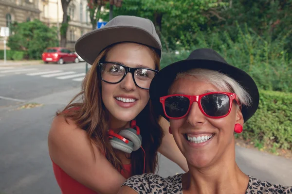 Dos chicas jóvenes tomando selfie —  Fotos de Stock