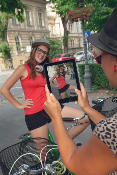 Zwei junge Mädchen haben Spaß im Freien — Stockfoto