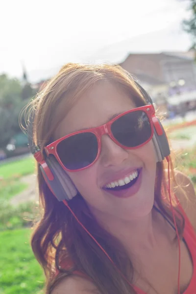 Jonge vrouw luisteren naar muziek — Stockfoto