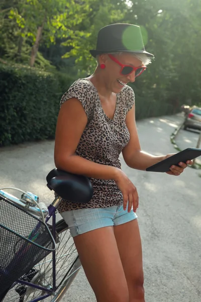 Hipster chica usando tableta digital —  Fotos de Stock