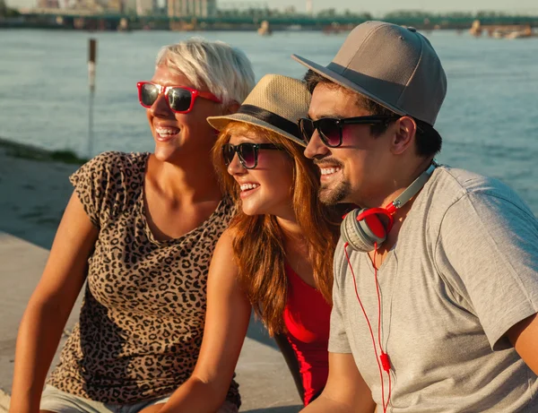 Trois jeunes amis se relaxent en plein air — Photo