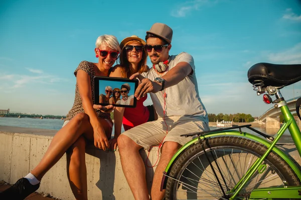 Three Young Friends Taking Selfie — Stock Photo, Image