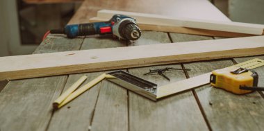 Marangozluk atölyesindeki ekipman ve aletler masanın üstünde. Seçici odak.