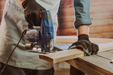 Çalışanların atölyedeki elektrikli yapbozu kullanarak kapatılması