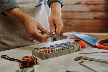 İngiliz anahtarı için başlığı değiştiren işçiye yaklaş