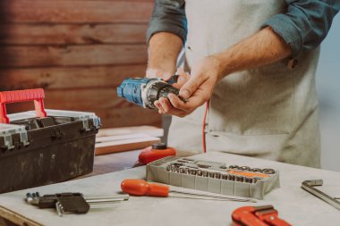 Tornavida için matkabı değiştiren işçiyi kapat