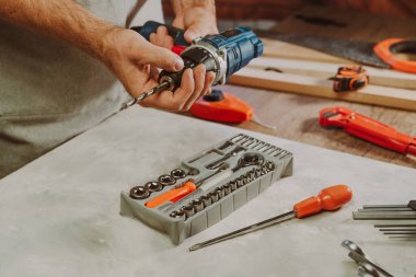 Tornavida için matkabı değiştiren işçiyi kapat