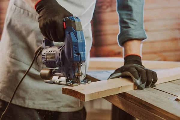 Çalışanların atölyedeki elektrikli yapbozu kullanarak kapatılması