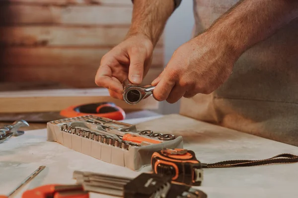 İngiliz anahtarı için başlığı değiştiren işçiye yaklaş