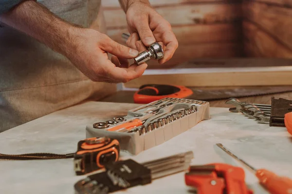 İngiliz anahtarı için başlığı değiştiren işçiye yaklaş