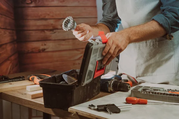 Tornavida için elektrikli fırça değiştiren işçilere yakın çekim