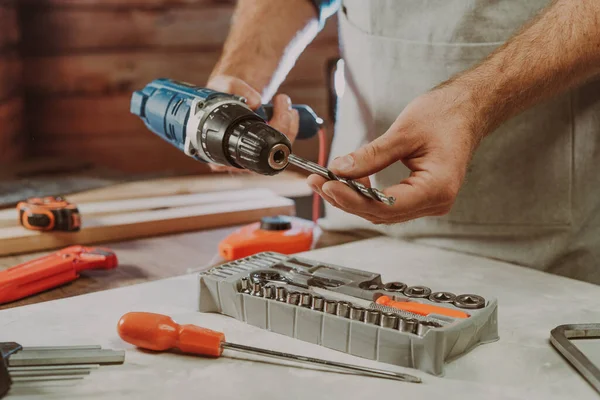 Tornavida için matkabı değiştiren işçiyi kapat