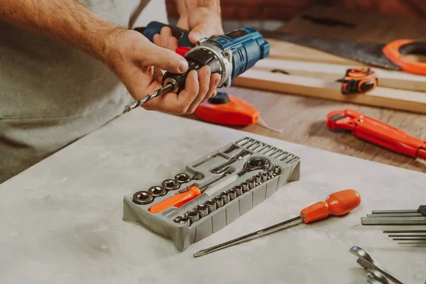 Tornavida için matkabı değiştiren işçiyi kapat