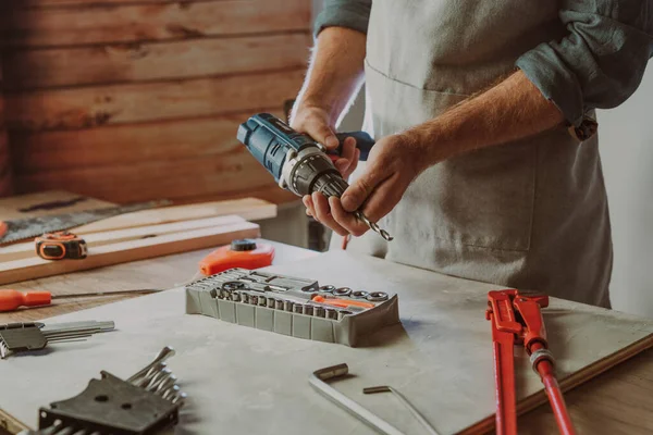 Tornavida için matkabı değiştiren işçiyi kapat