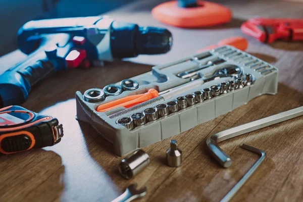 Atölyedeki araç-gereç düzenleyici kutusunu kullanarak işçiyi kapat