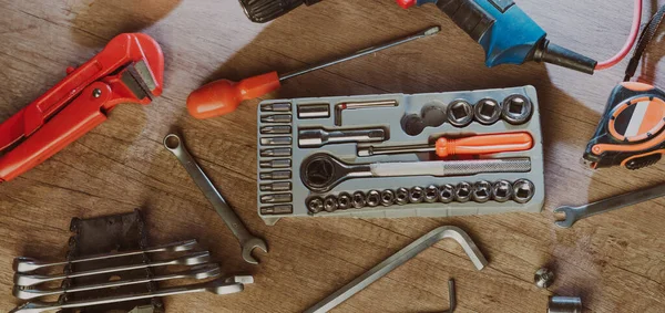 Atölyedeki araç-gereç düzenleyici kutusunu kullanarak işçiyi kapat