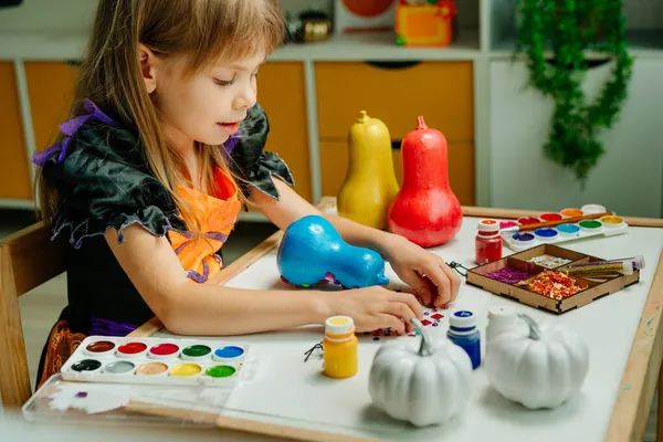 Bambina Costume Strega Decorare Zucche Dipinte Colorate Con Adesivi Brillantezza — Foto Stock