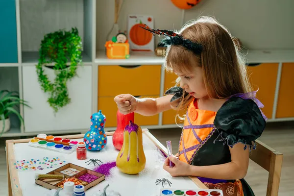 Bambina Costume Strega Decorare Zucche Con Brillantini Casa Idea Halloween — Foto Stock