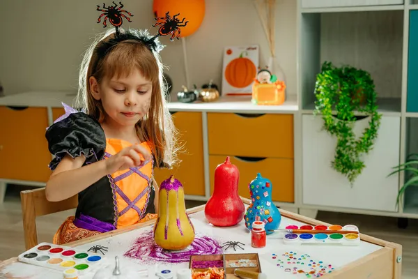 Bambina Costume Strega Decorare Zucche Con Brillantini Casa Idea Halloween — Foto Stock