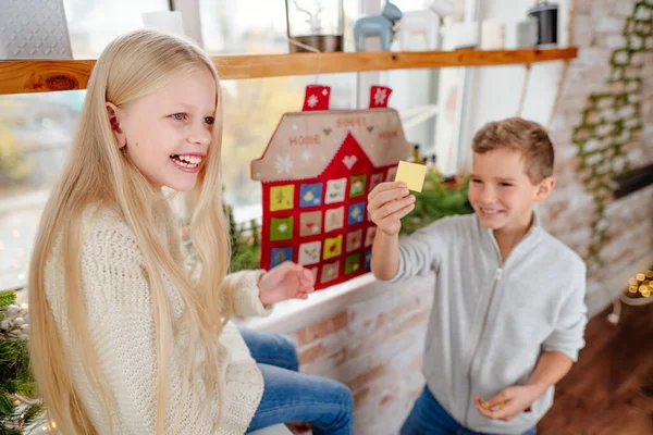 Kinder Lesen Aufgaben Aus Selbstgebastelten Adventskalendern Hausform Vor Die Tage — Stockfoto