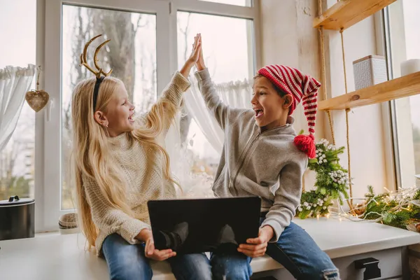 Junge Und Mädchen Telefonieren Der Weihnachtszeit Laptop Selektiver Fokus — Stockfoto