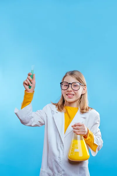 Kimyasal Konteynır Test Tüpü Tutan Liseli Kız Mavi Arka Planda — Stok fotoğraf