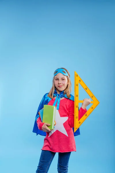 小女孩穿着蓝色背景的超级英雄服装 空白的文字空间 — 图库照片
