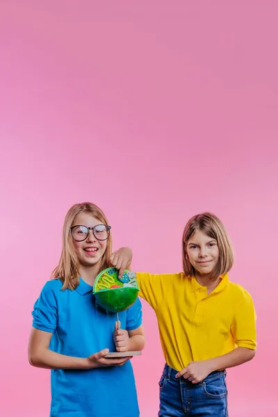 Zwei Schulkinder Halten Ihr Wissenschaftliches Projekt Diy Zellenmodell Auf Rosa — Stockfoto