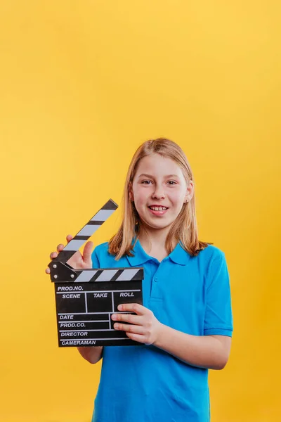 Tonårstjej Med Moovie Clapperboard Studio Porträtt Gul Bakgrund Med Tomt — Stockfoto