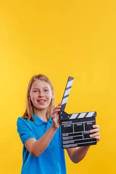 Nastolatka Trzymająca Klapkę Moovie Studio Portret Żółtym Tle Pustym Miejscem — Zdjęcie stockowe