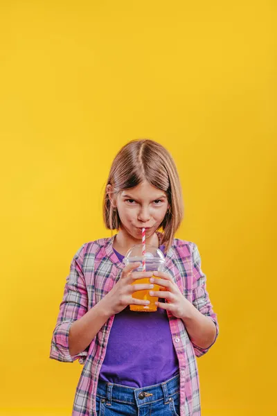 Tonårstjej Som Dricker Apelsinjuice Studio Porträtt Gul Bakgrund Med Tomt — Stockfoto
