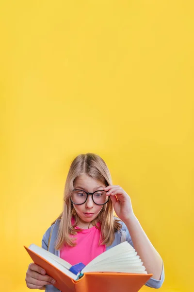 Szczęśliwa Nastolatka Trzymająca Plecak Książką Studio Portret Żółtym Tle Pustym — Zdjęcie stockowe
