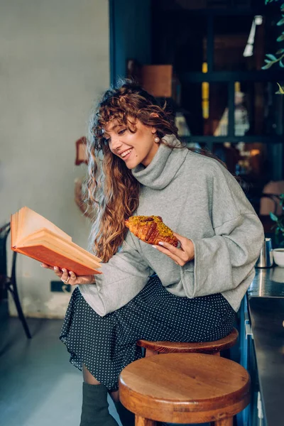 Mujer Joven Con Pelo Rizado Con Suéter Disfrutar Libro Lectura — Foto de Stock