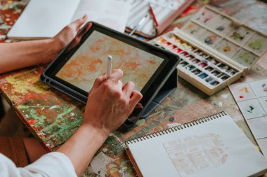 Dijital tablette kadın sanatçı veya tasarımcının çizimlerini kapat