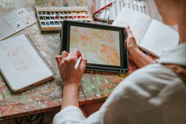 Dijital tablette kadın sanatçı veya tasarımcının çizimlerini kapat